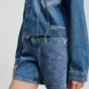 AVSLAPPET DENIMJAKKE MED FRANSER