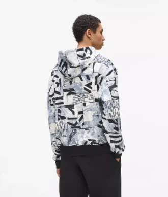 Avslappet hettegenser med monogram over hele