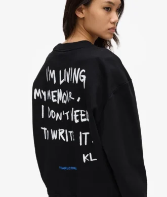 Avslappet sweatshirt med Karl-sitat
