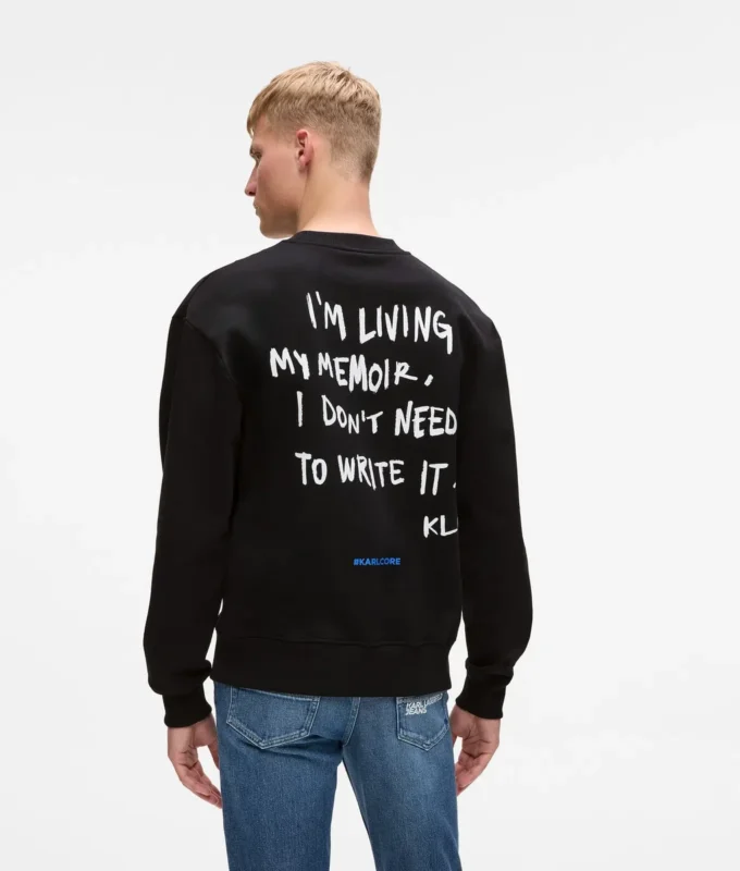 Avslappet sweatshirt med Karl-sitat