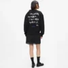 Avslappet sweatshirt med Karl-sitat