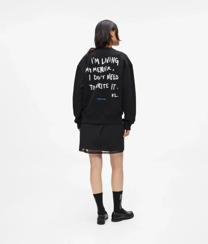 Avslappet sweatshirt med Karl-sitat