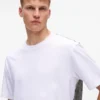 Avslappet T-skjorte med Karl-trykk