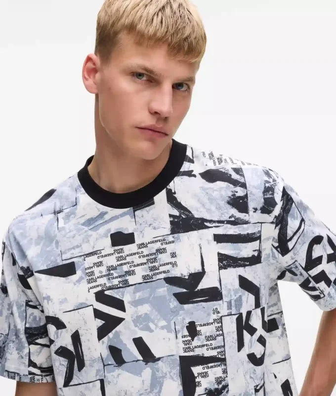 Avslappet T-skjorte med monogram over hele