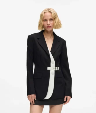 Blazer med belte og kontrastrevers