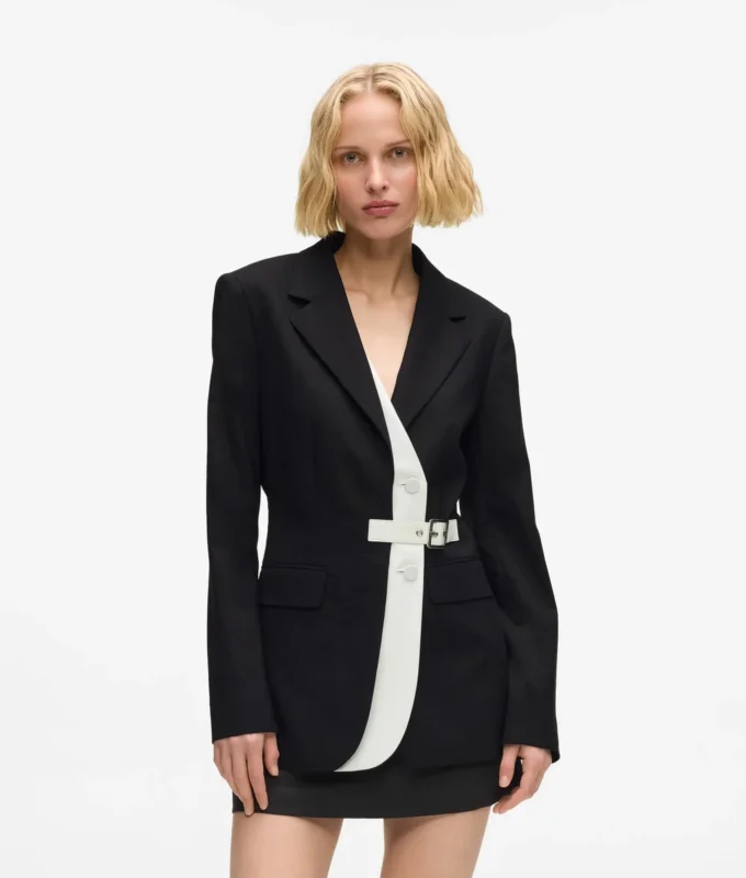 Blazer med belte og kontrastrevers