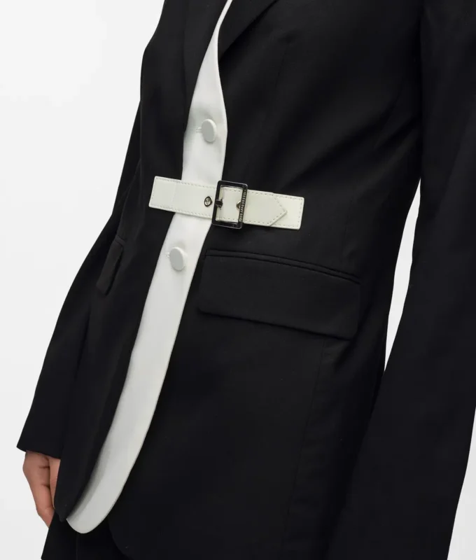 Blazer med belte og kontrastrevers
