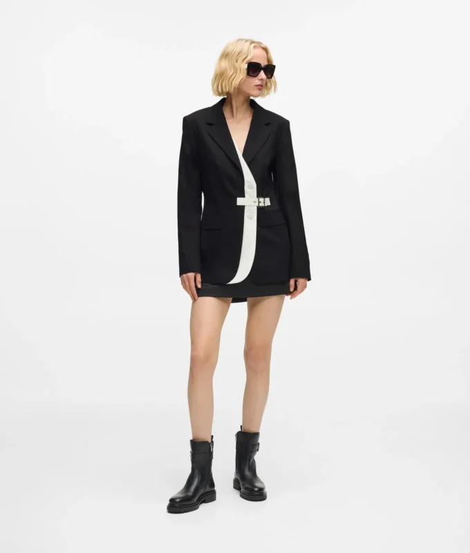 Blazer med belte og kontrastrevers