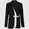 Blazer med belte og kontrastrevers