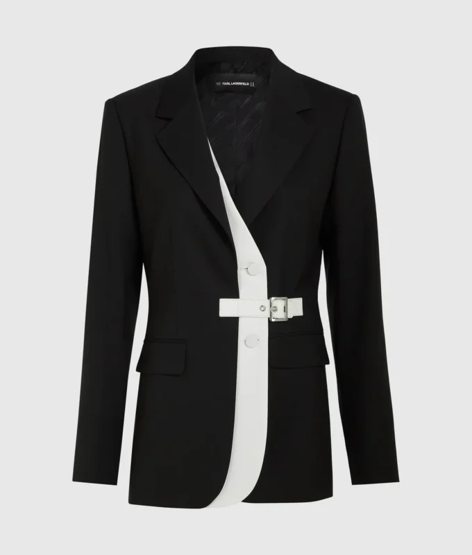 Blazer med belte og kontrastrevers