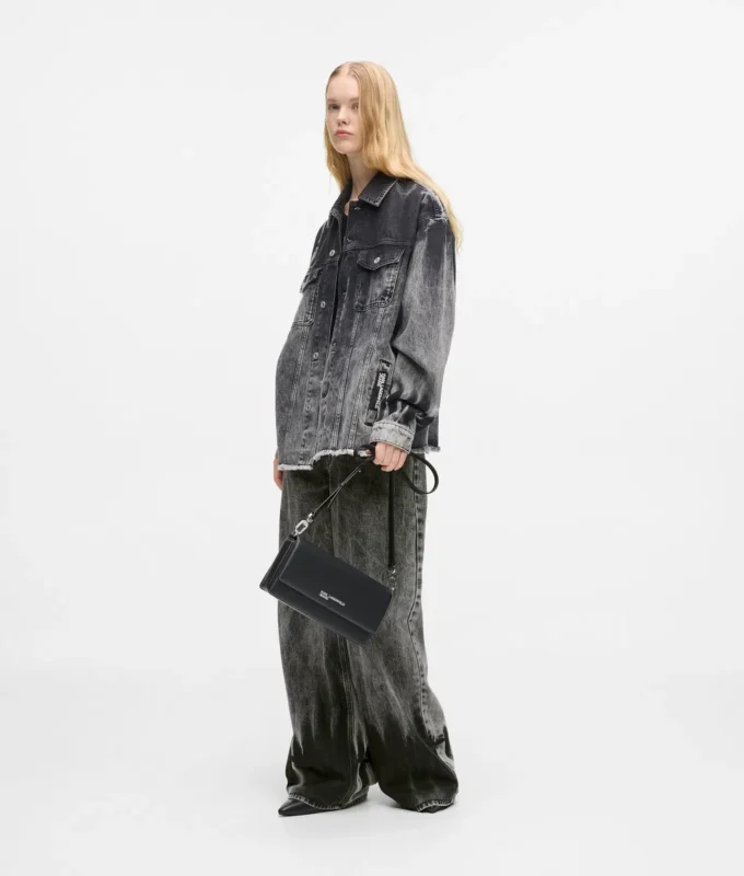 Bleket lavt sittende jeans med vid ben