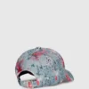 Cap med graffititrykk over hele