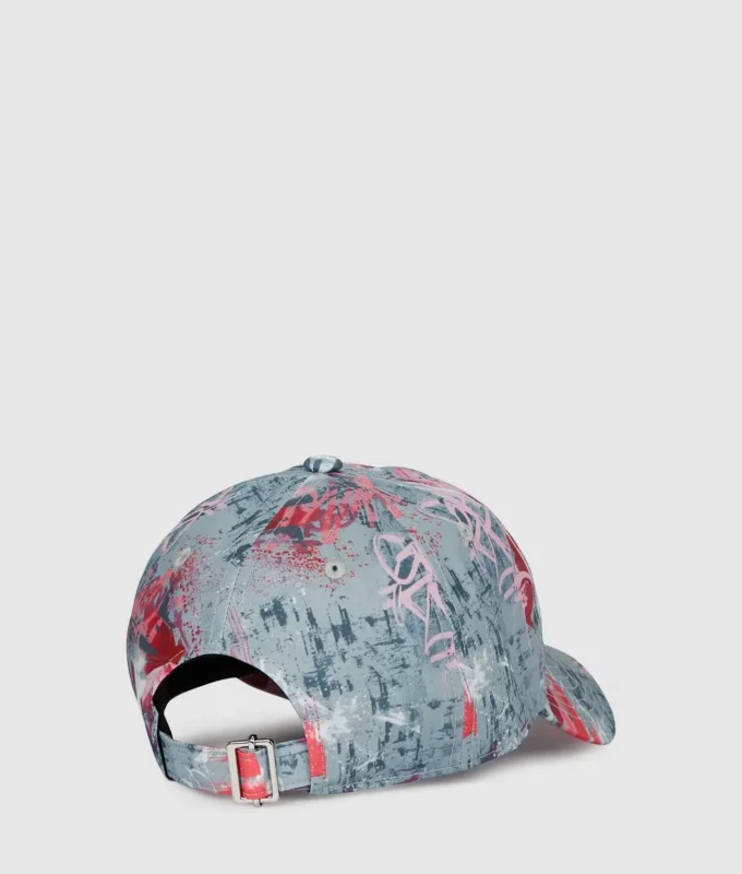 Cap med graffititrykk over hele