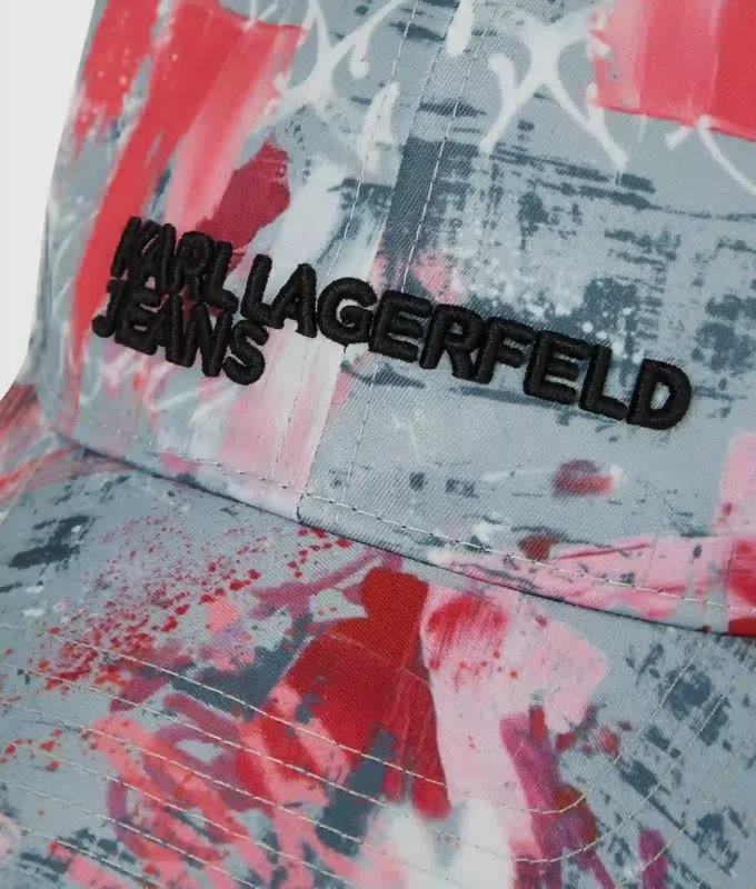 Cap med graffititrykk over hele