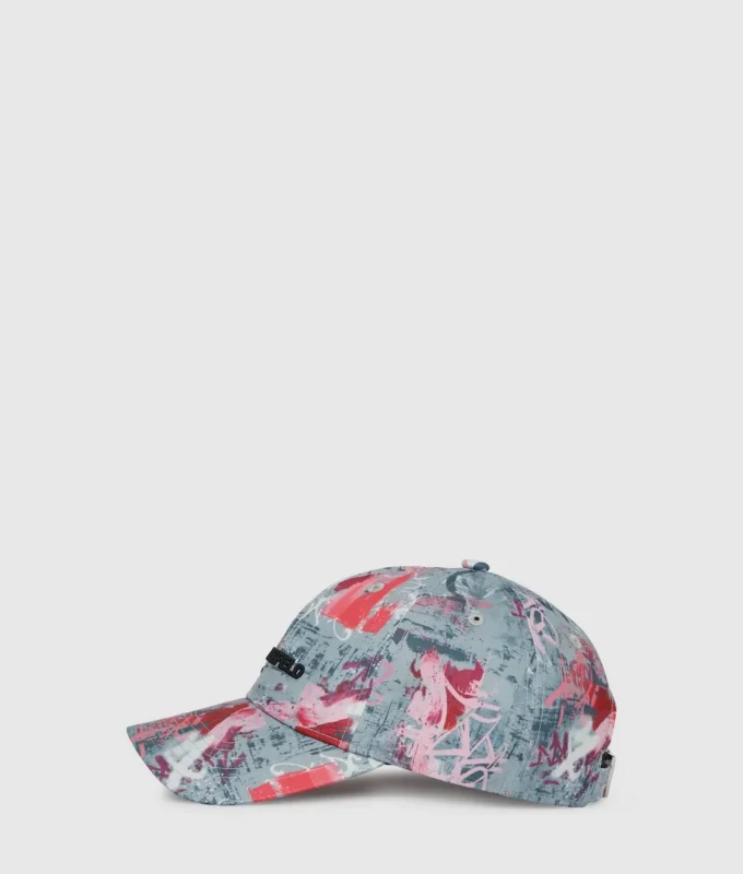 Cap med graffititrykk over hele