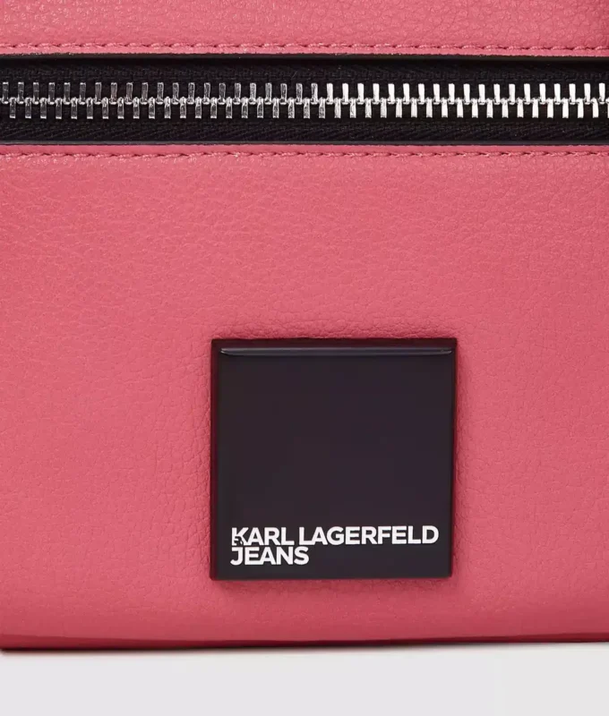 Crossbody-kameraveske med bokslogo