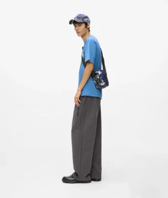 Crossbody-veske med graffititrykk