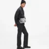 Crossbody-veske med grafisk mønster over hele