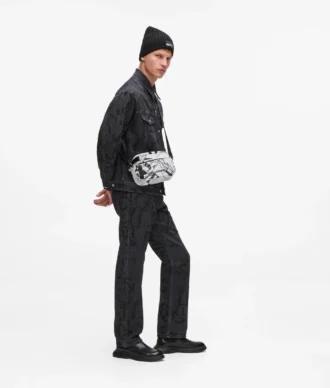 Crossbody-veske med grafisk mønster over hele