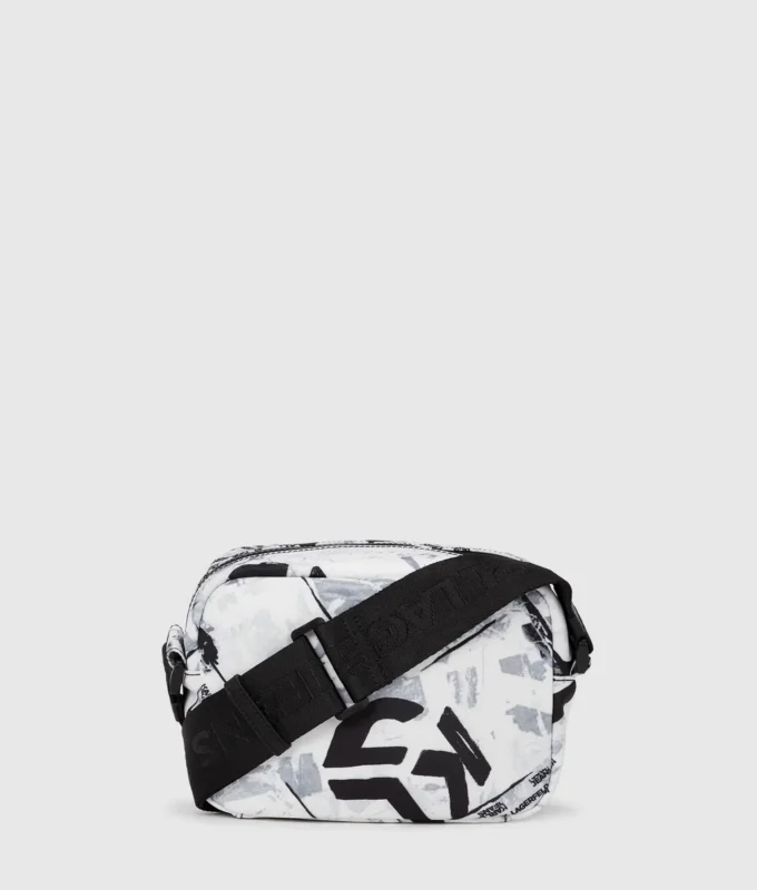 Crossbody-veske med grafisk mønster over hele