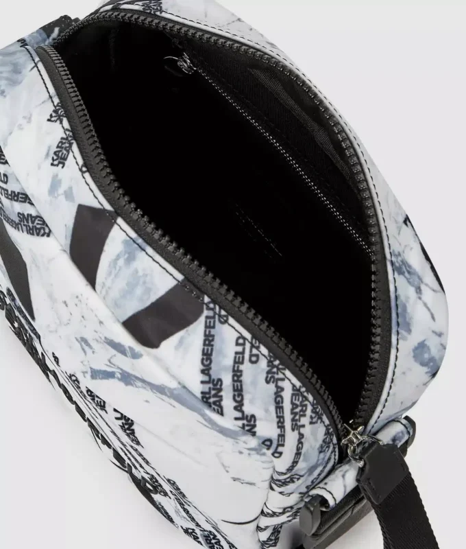 Crossbody-veske med grafisk mønster over hele