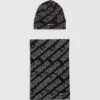 Gavesett med skjerf og lue med logo