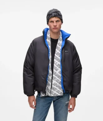 Gavesett med skjerf og lue med logo