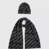 Gavesett med skjerf og lue med logo