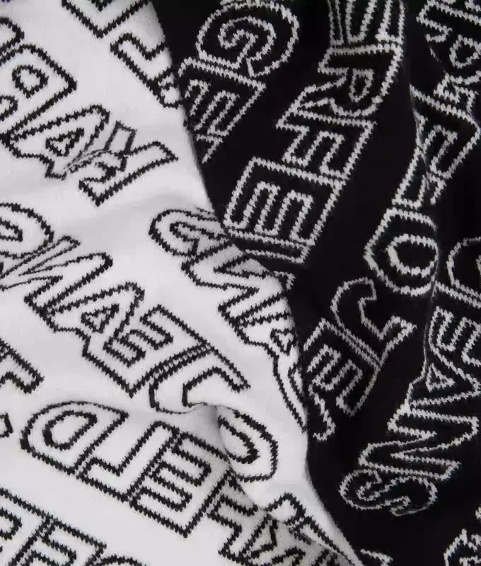 Gavesett med skjerf og lue med logo