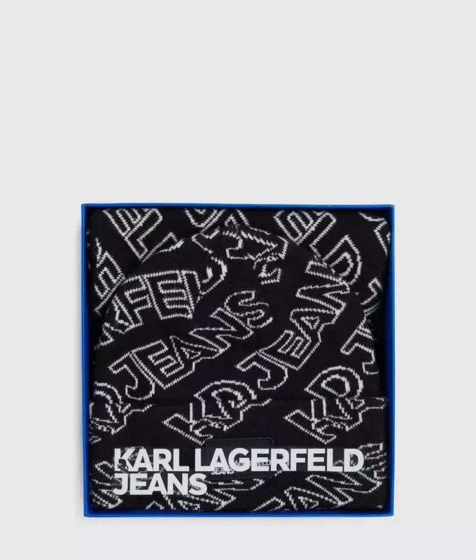 Gavesett med skjerf og lue med logo
