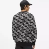 Genser med monogram over hele