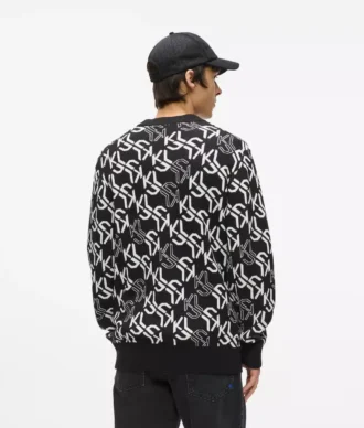 Genser med monogram over hele