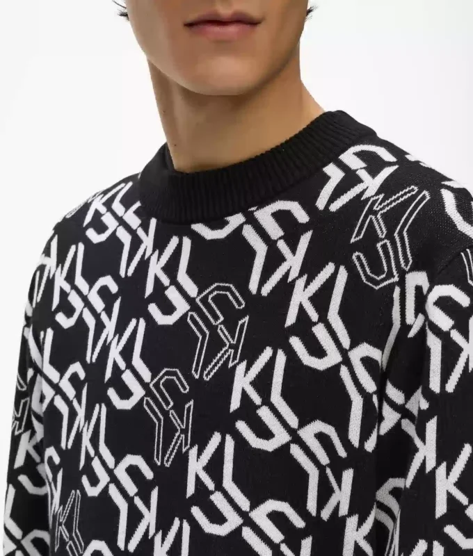 Genser med monogram over hele