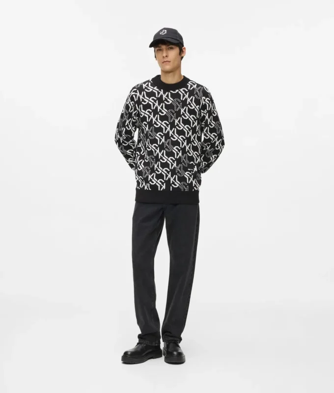 Genser med monogram over hele