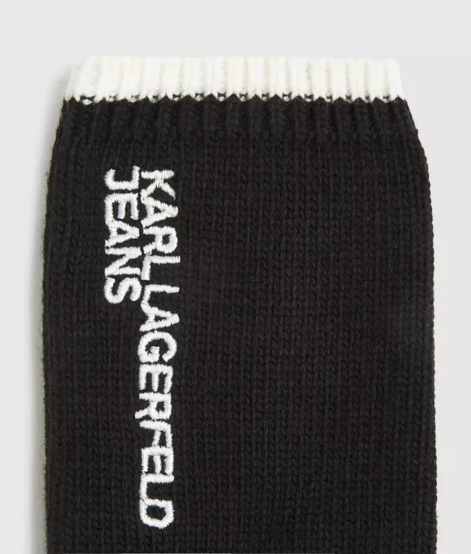 Hanskene med strikket logo