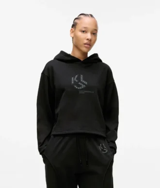Hettegenser med monogram og nitter