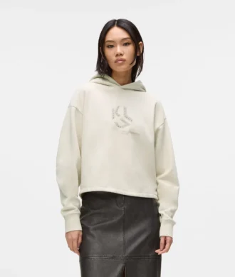 Hettegenser med monogram og nitter