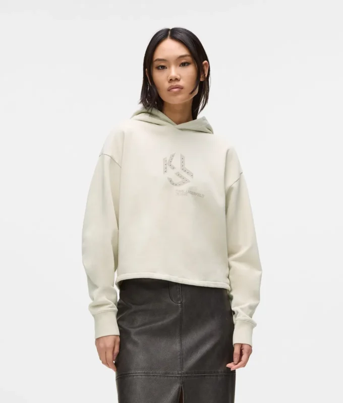 Hettegenser med monogram og nitter