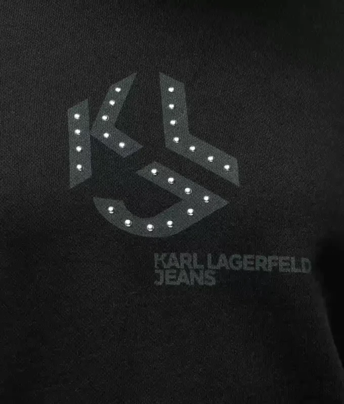 Hettegenser med monogram og nitter