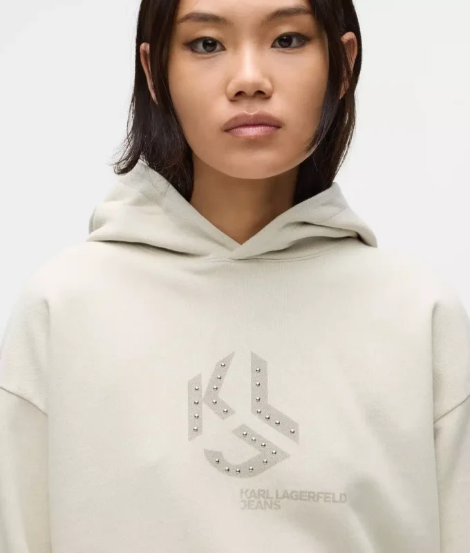 Hettegenser med monogram og nitter