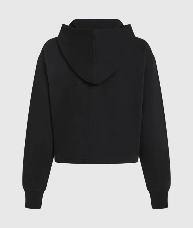 Hettegenser med monogram og nitter