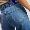 HØYRYGGEDE RETT JEANS