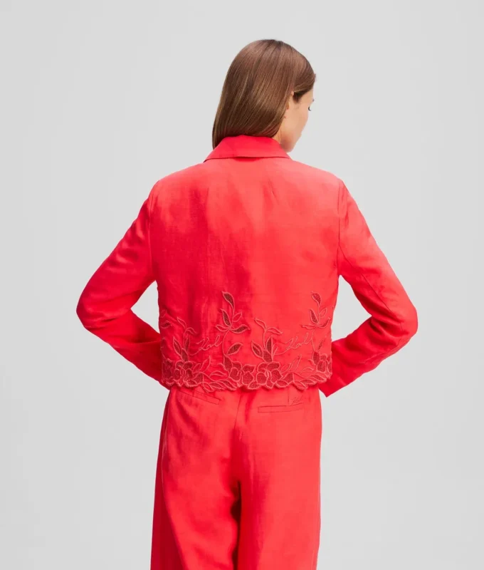 JAKKE MED UTSKJÆRINGER OG BRODERI