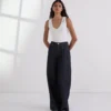 JEANS MED BREDE BEN OG KONTRASTSTING