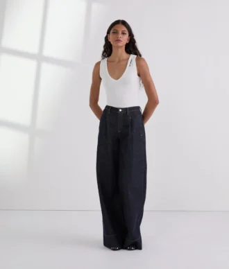 JEANS MED BREDE BEN OG KONTRASTSTING