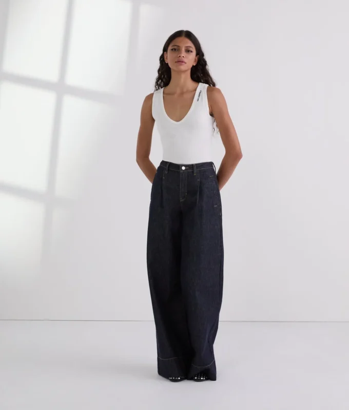 JEANS MED BREDE BEN OG KONTRASTSTING