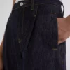 JEANS MED BREDE BEN OG KONTRASTSTING