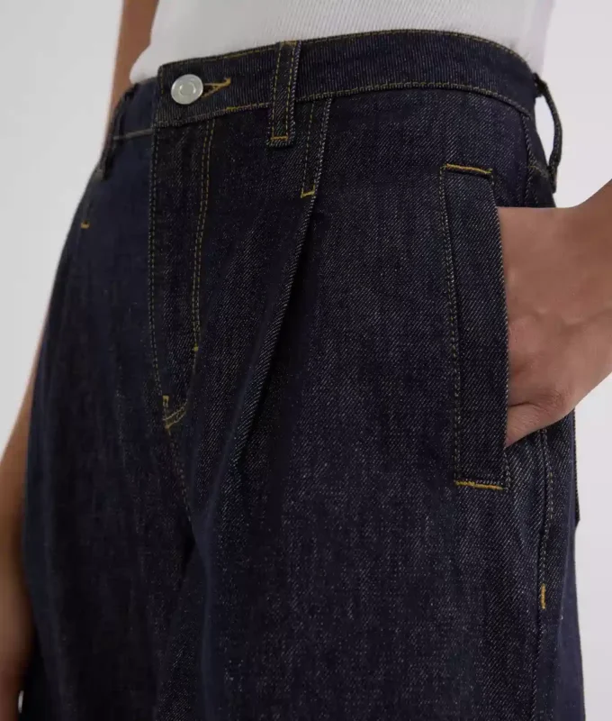 JEANS MED BREDE BEN OG KONTRASTSTING