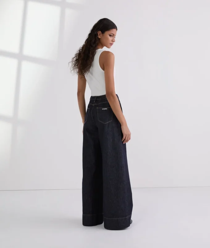 JEANS MED BREDE BEN OG KONTRASTSTING