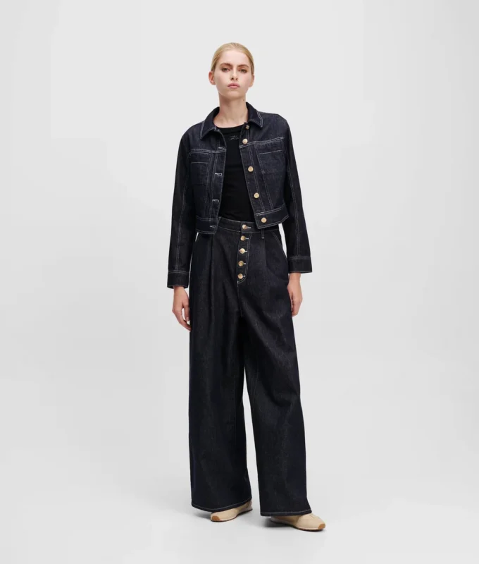JEANS MED KNAPPFLY OG BREDE BEN